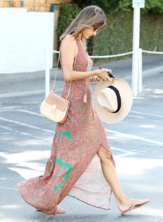 Alessandra Ambrosio feet photo thumbnail