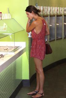 Alessandra Ambrosio feet photo thumbnail