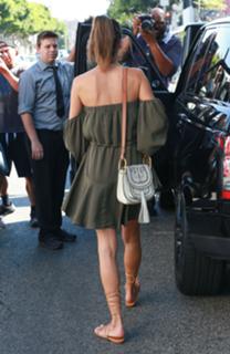 Alessandra Ambrosio feet photo thumbnail