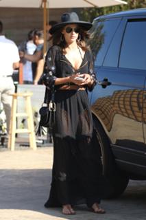 Alessandra Ambrosio feet photo thumbnail