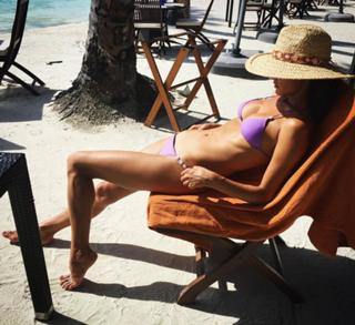 Alessandra Ambrosio feet photo thumbnail