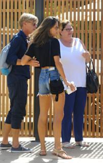 Alessandra Ambrosio feet photo thumbnail