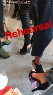 Alessandra Ambrosio feet photo thumbnail