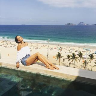 Alessandra Ambrosio feet photo thumbnail