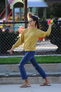 Alessandra Ambrosio feet photo thumbnail