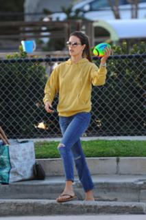 Alessandra Ambrosio feet photo thumbnail