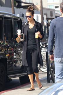 Alessandra Ambrosio feet photo thumbnail