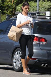 Alessandra Ambrosio feet photo thumbnail