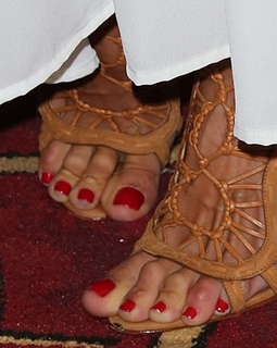 Alessandra Ambrosio feet photo thumbnail