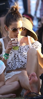 Alessandra Ambrosio feet photo thumbnail