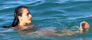 Alessandra Ambrosio feet photo thumbnail