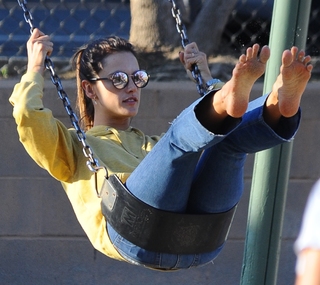 Alessandra Ambrosio feet photo thumbnail