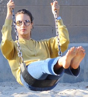 Alessandra Ambrosio feet photo thumbnail