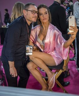 Alessandra Ambrosio feet photo thumbnail
