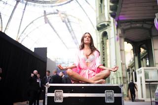 Alessandra Ambrosio feet photo thumbnail