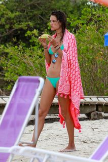 Alessandra Ambrosio feet photo thumbnail