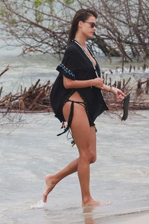 Alessandra Ambrosio feet photo thumbnail