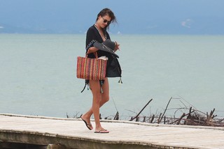 Alessandra Ambrosio feet photo thumbnail