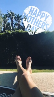 Alessandra Ambrosio feet photo thumbnail