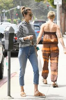 Alessandra Ambrosio feet photo thumbnail