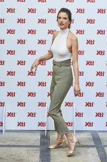 Alessandra Ambrosio feet photo thumbnail