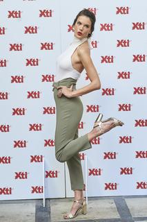 Alessandra Ambrosio feet photo thumbnail