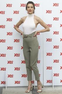 Alessandra Ambrosio feet photo thumbnail