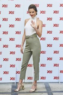 Alessandra Ambrosio feet photo thumbnail