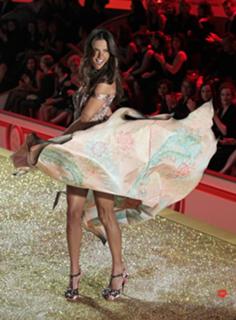Alessandra Ambrosio feet photo thumbnail