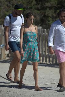 Alessandra Ambrosio feet photo thumbnail