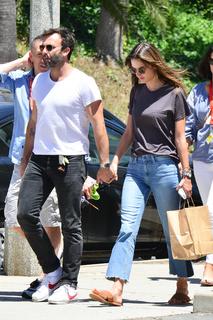 Alessandra Ambrosio feet photo thumbnail