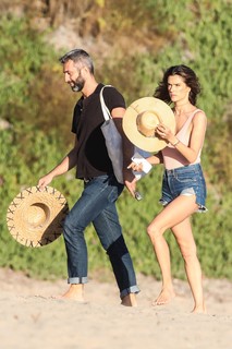 Alessandra Ambrosio feet photo thumbnail
