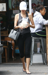 Alessandra Ambrosio feet photo thumbnail