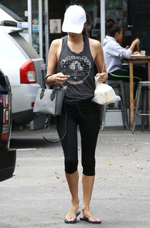 Alessandra Ambrosio feet photo thumbnail