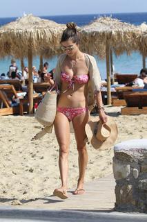 Alessandra Ambrosio feet photo thumbnail