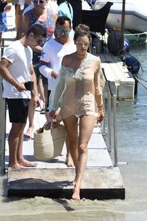 Alessandra Ambrosio feet photo thumbnail