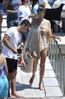 Alessandra Ambrosio feet photo thumbnail