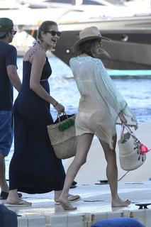 Alessandra Ambrosio feet photo thumbnail