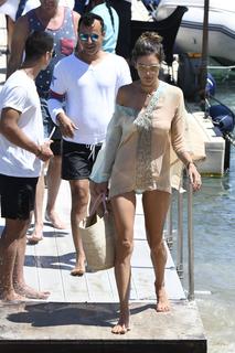 Alessandra Ambrosio feet photo thumbnail