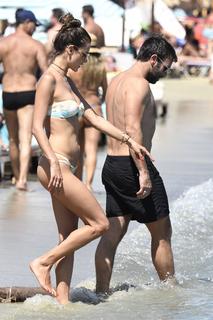 Alessandra Ambrosio feet photo thumbnail