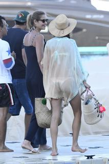 Alessandra Ambrosio feet photo thumbnail