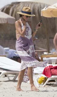 Alessandra Ambrosio feet photo thumbnail