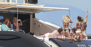 Alessandra Ambrosio feet photo thumbnail