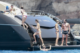 Alessandra Ambrosio feet photo thumbnail