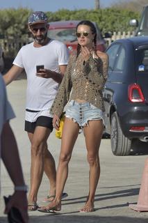 Alessandra Ambrosio feet photo thumbnail