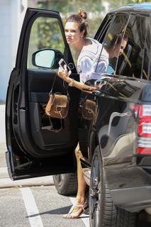 Alessandra Ambrosio feet photo thumbnail