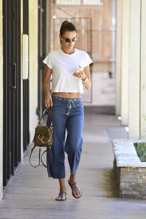 Alessandra Ambrosio feet photo thumbnail