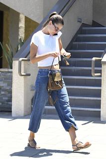 Alessandra Ambrosio feet photo thumbnail