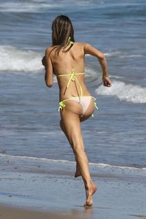 Alessandra Ambrosio feet photo thumbnail