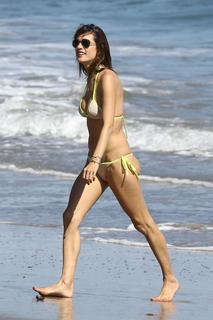 Alessandra Ambrosio feet photo thumbnail